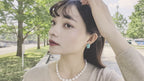 鮮やかなライトブルーが美しいターコイズのイヤリング