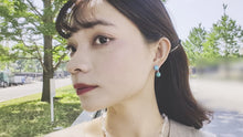 ギャラリービューア鮮やかなブルーのターコイズとスワロフスキークリスタルの組み合わせが上品なイヤリングに読み込んでビデオを見る
