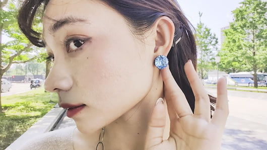 大粒のラインストーンが美しく輝くイヤリング
