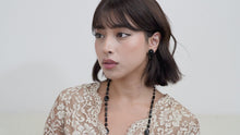 Load and play video in Gallery viewer, イヤリング ボヘミアングラス ブラック ハンギング 150437
