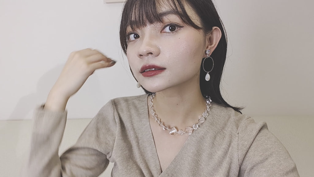 上品な光沢が美しい白蝶貝のイヤリング