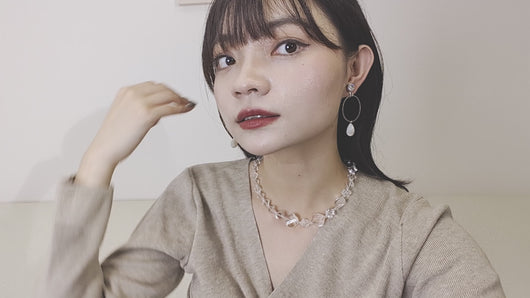 上品な光沢が美しい白蝶貝のイヤリング