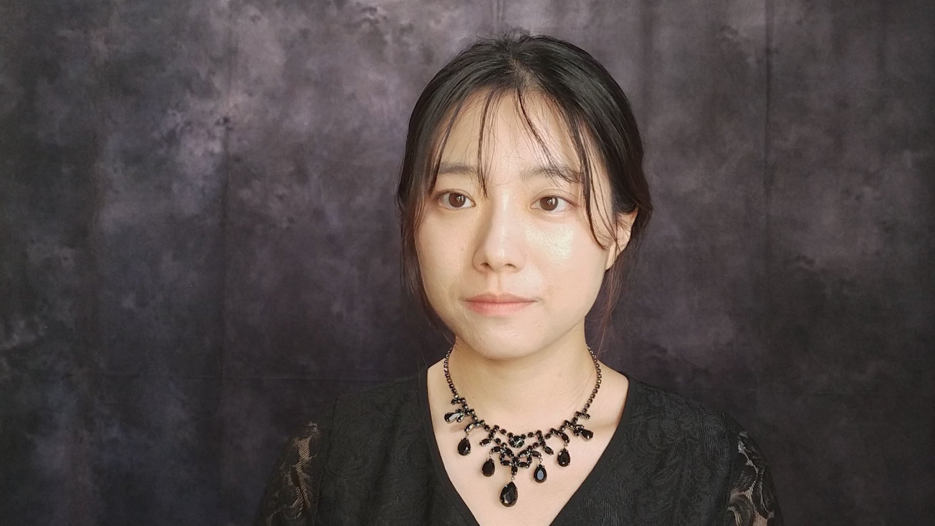 ブラックのラインストーンがシックなネックレス