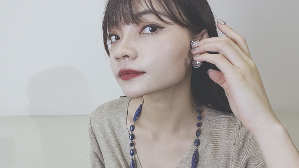 大粒のラインストーンが美しく輝くイヤリング