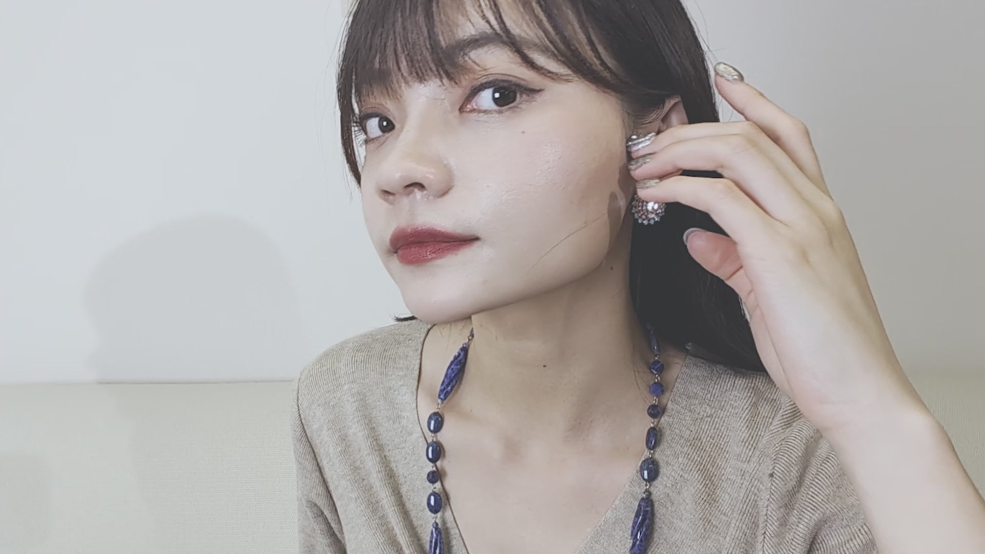 大粒のラインストーンが美しく輝くイヤリング
