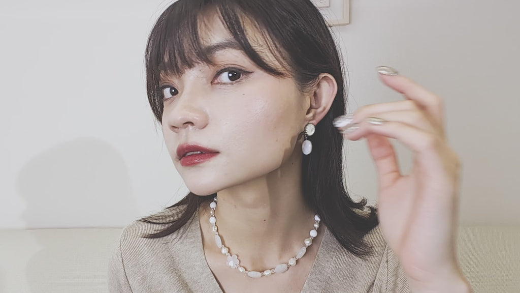 上品な光沢が美しい白蝶貝のイヤリング