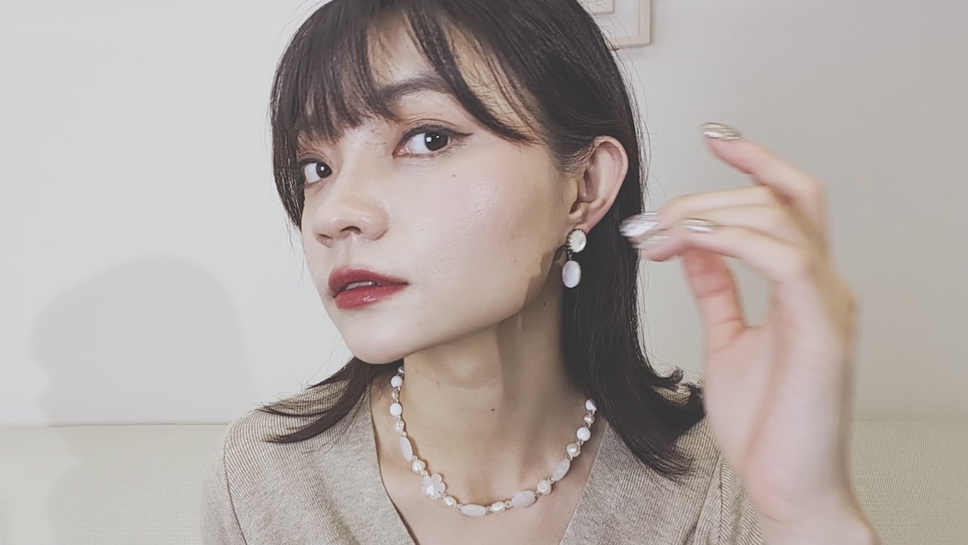 上品な光沢が美しい白蝶貝のイヤリング
