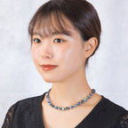 大粒のラインストーンと薔薇モチーフをあしらったネックレス