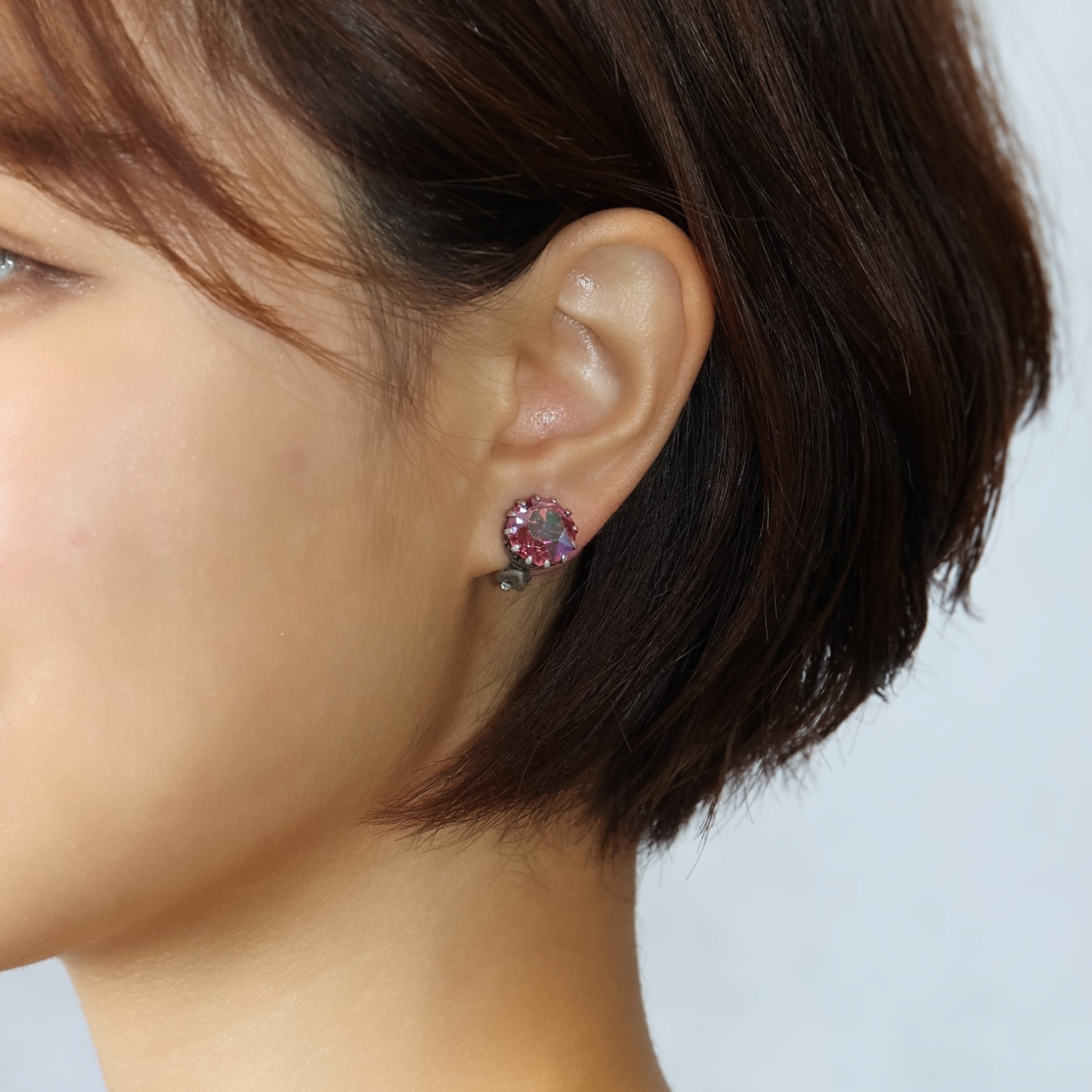 シャープなカッティングが美しいビジューイヤリング