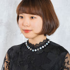 大粒のラインストーンがきらめくネックレス