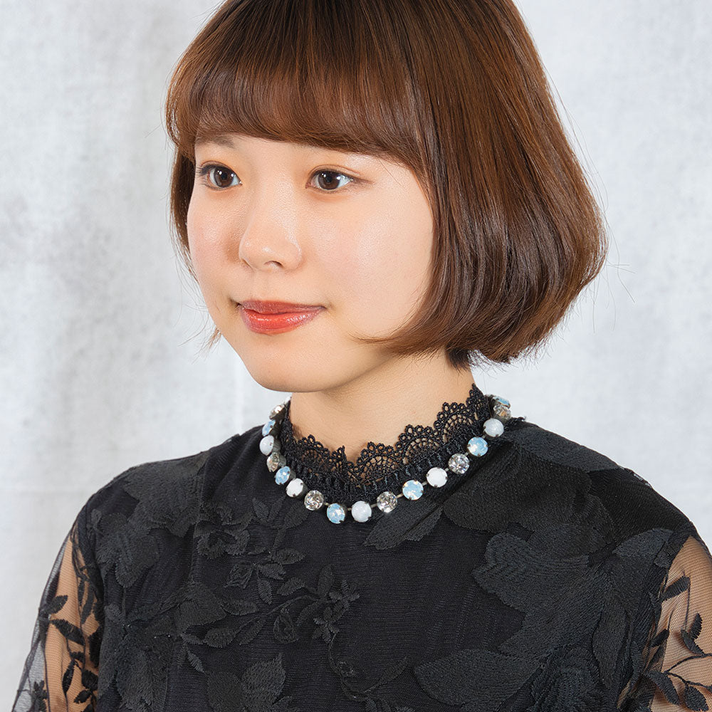 大粒のラインストーンがきらめくネックレス