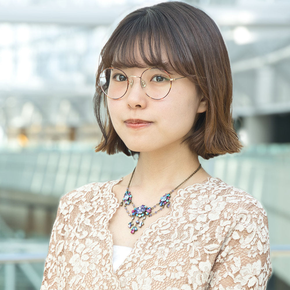 美しく輝くラインストーンが特徴の、オリジナルデザインのネックレスです