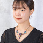 美しく輝くラインストーンが特徴の、オリジナルデザインのネックレスです