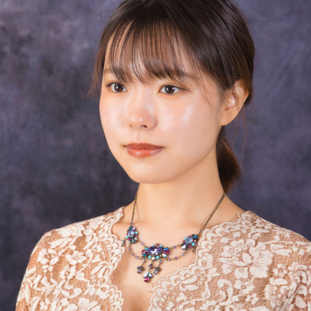 美しく輝くラインストーンが特徴の、オリジナルデザインのネックレスです