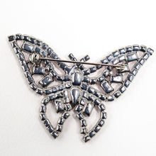 Load image into Gallery viewer, スワロフスキークリスタルをあしらった蝶々モチーフのブローチ
