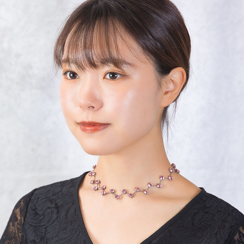 大粒のラインストーンをあしらったネックレス