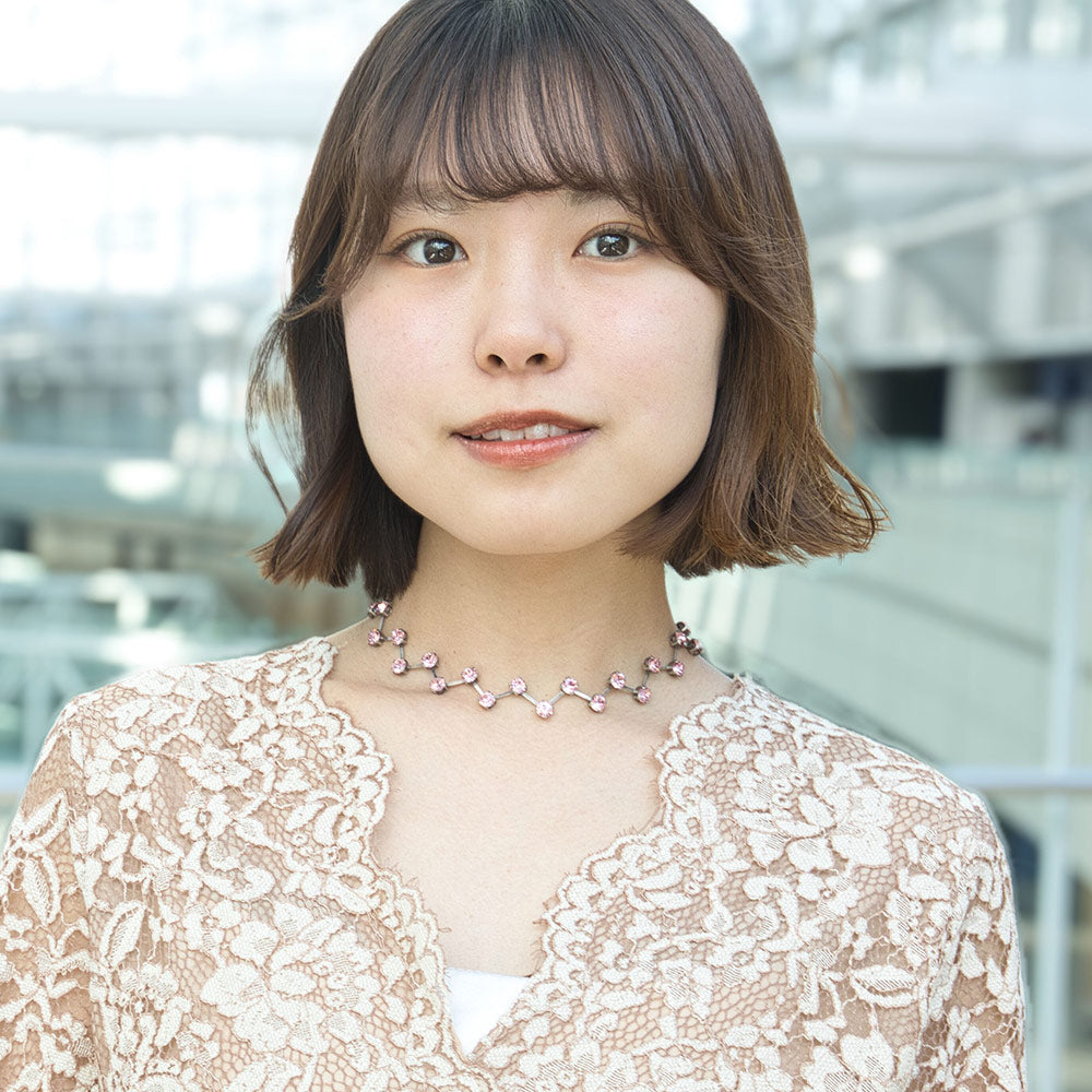 大粒のラインストーンをあしらったネックレス