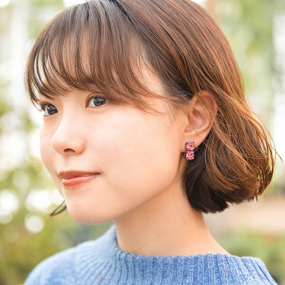 スクエアシェイプのラインストーンが美しく輝くイヤリング