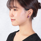 スクエアシェイプのラインストーンが美しく輝くイヤリング