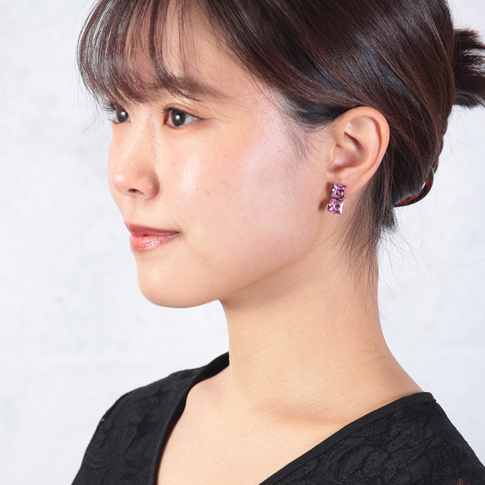 スクエアシェイプのラインストーンが美しく輝くイヤリング