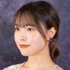 スクエアシェイプのラインストーンが美しく輝くイヤリング