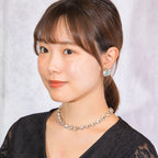 大粒のラインストーンが美しく輝くオーロラカラーのイヤリング
