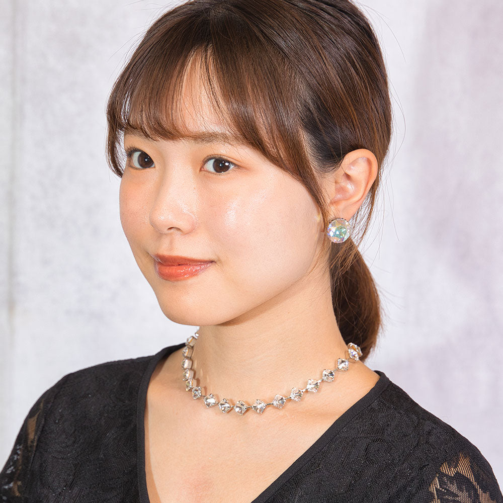 大粒のラインストーンが美しく輝くオーロラカラーのイヤリング
