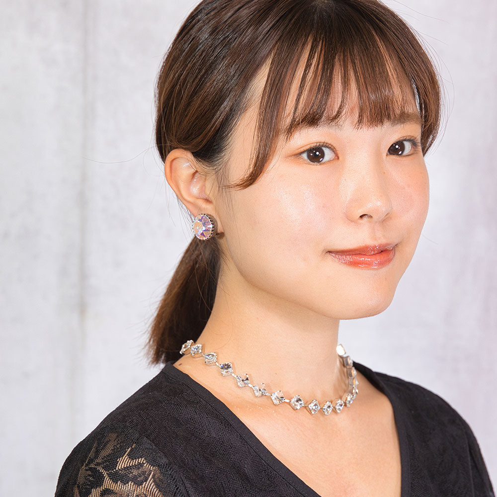 大粒のラインストーンが美しく輝くオーロラカラーのイヤリング