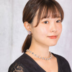 大粒のラインストーンが美しく輝くオーロラカラーのイヤリング