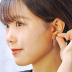 美しいラインストーンが煌めき、耳元で輝きを放つロングピアス