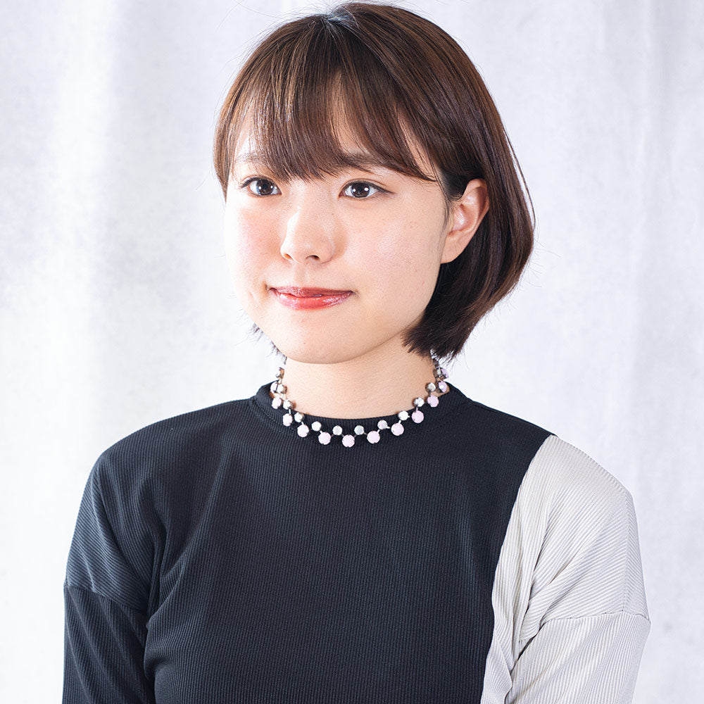 大粒のラインストーンとシェルをあしらったネックレス