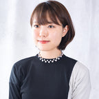 大粒のラインストーンとシェルをあしらったネックレス