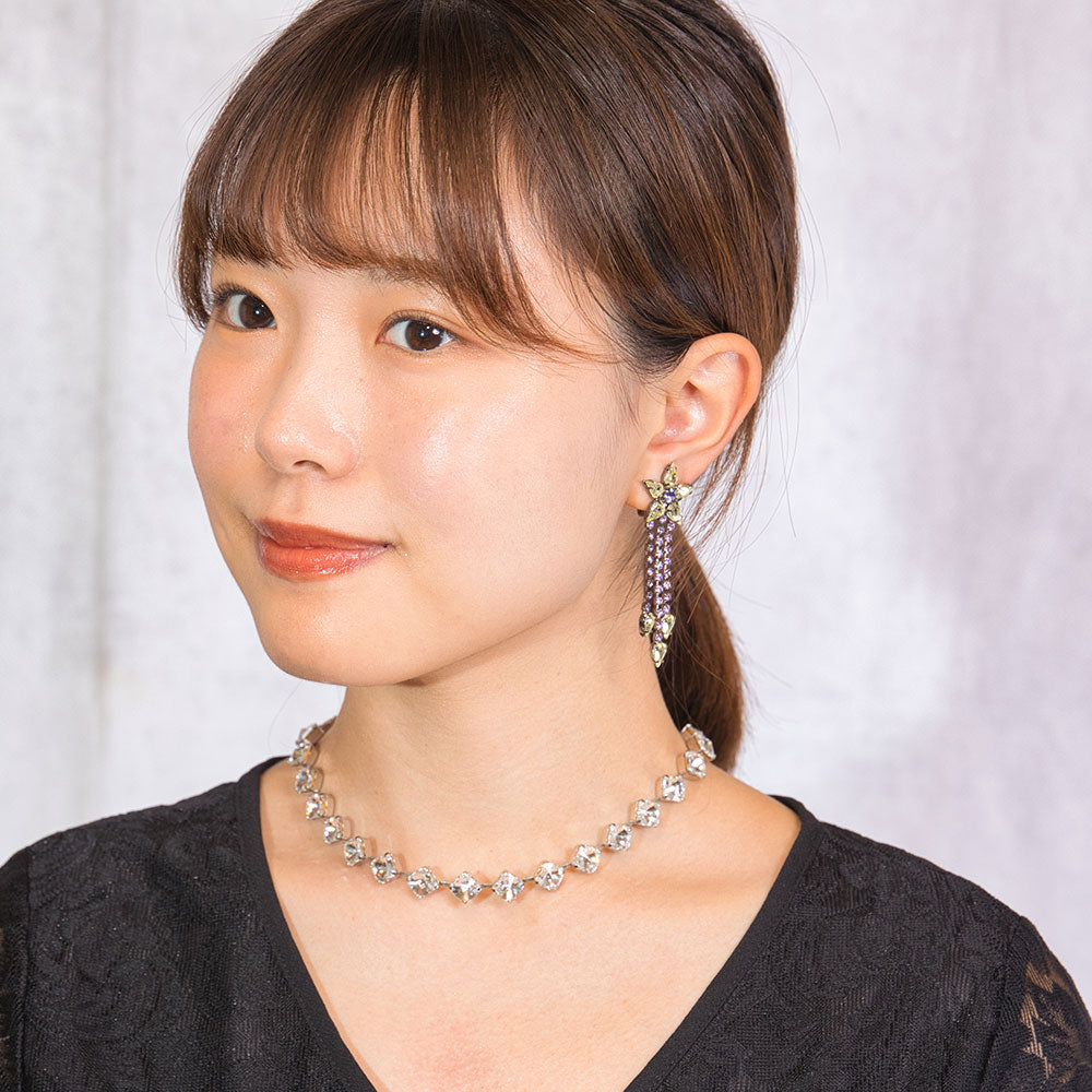 スワロフスキークリスタルをふんだんにあしらった、花モチーフのロングイヤリング