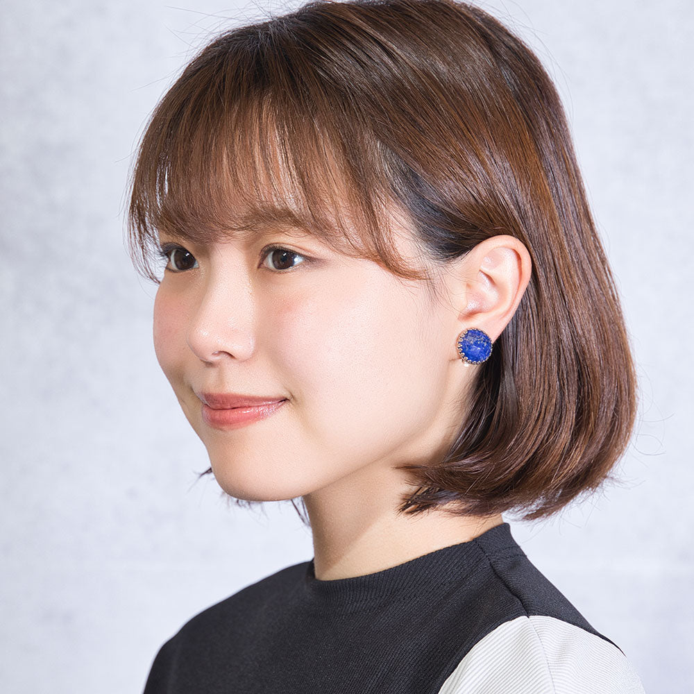 鮮やかなブルーが美しいラピスラズリのイヤリング