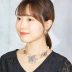 百合モチーフをあしらったビジューネックレス