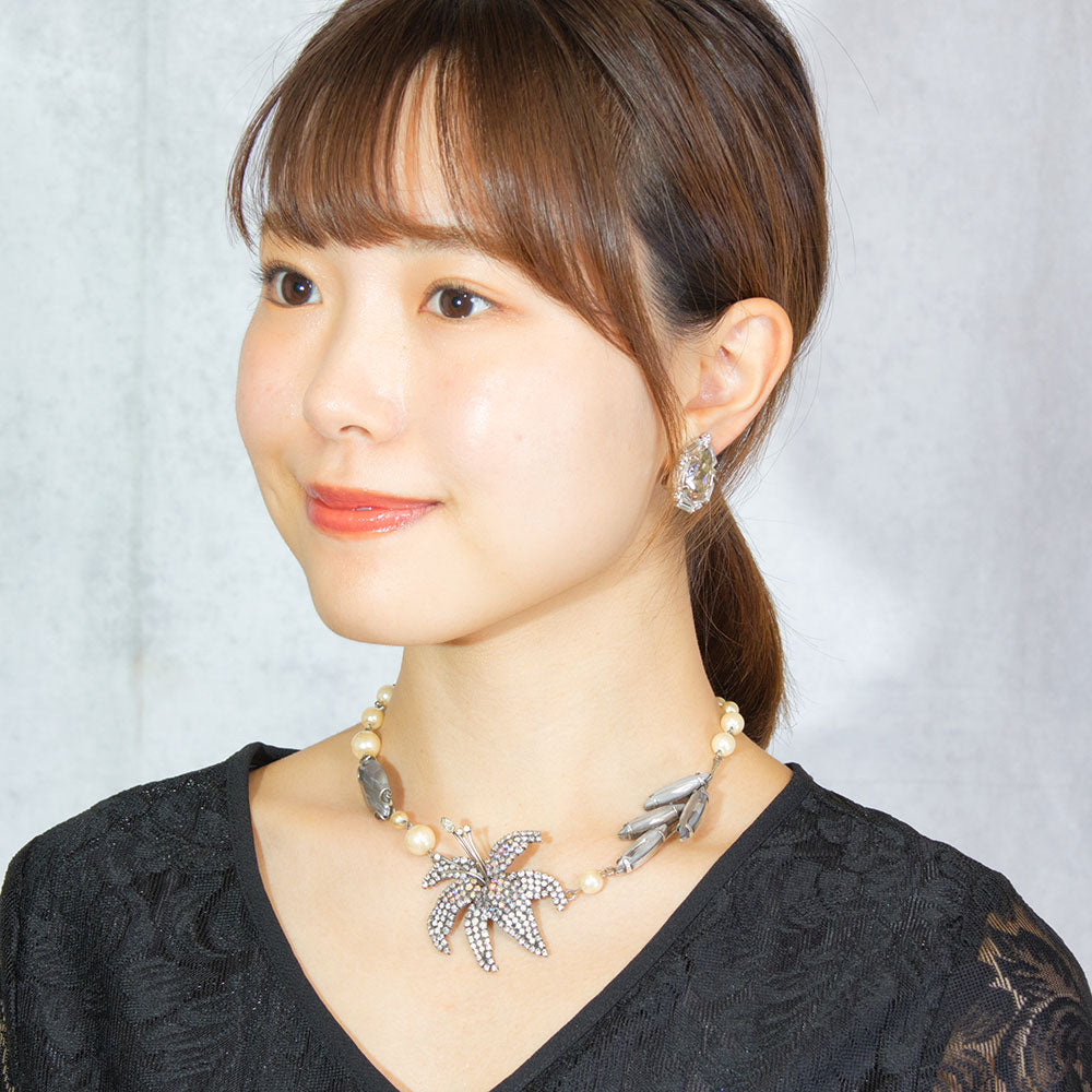 百合モチーフをあしらったビジューネックレス