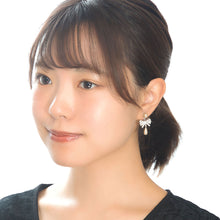 Load image into Gallery viewer, イヤリング ラインストーン パール クリアカラー ホワイト リボン 136164
