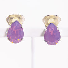 Load image into Gallery viewer, 大粒のラインストーンが美しく輝く紫色のイヤリング
