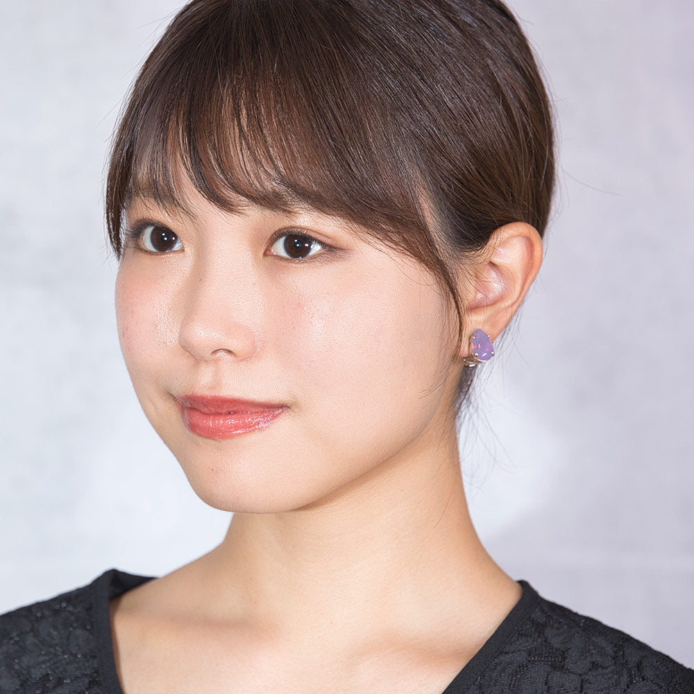 大粒のラインストーンが美しく輝く紫色のイヤリング