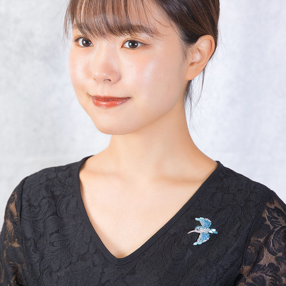 ラインストーンと上質なボヘミアングラスを使って作られた、鳥モチーフのバッジ