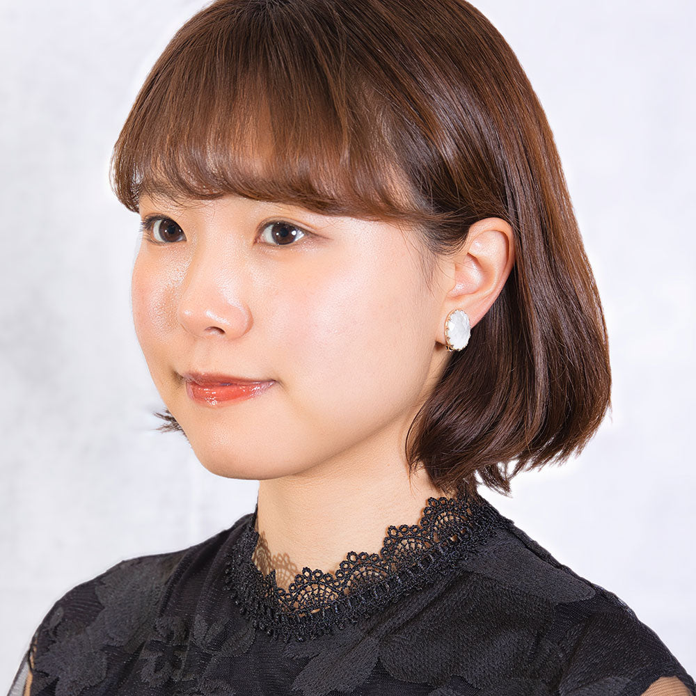 上品な光沢が美しい白蝶貝のイヤリング