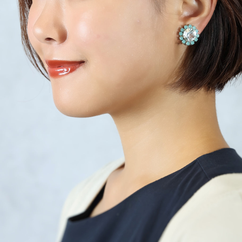 大粒のラインストーンが美しく輝くイヤリング