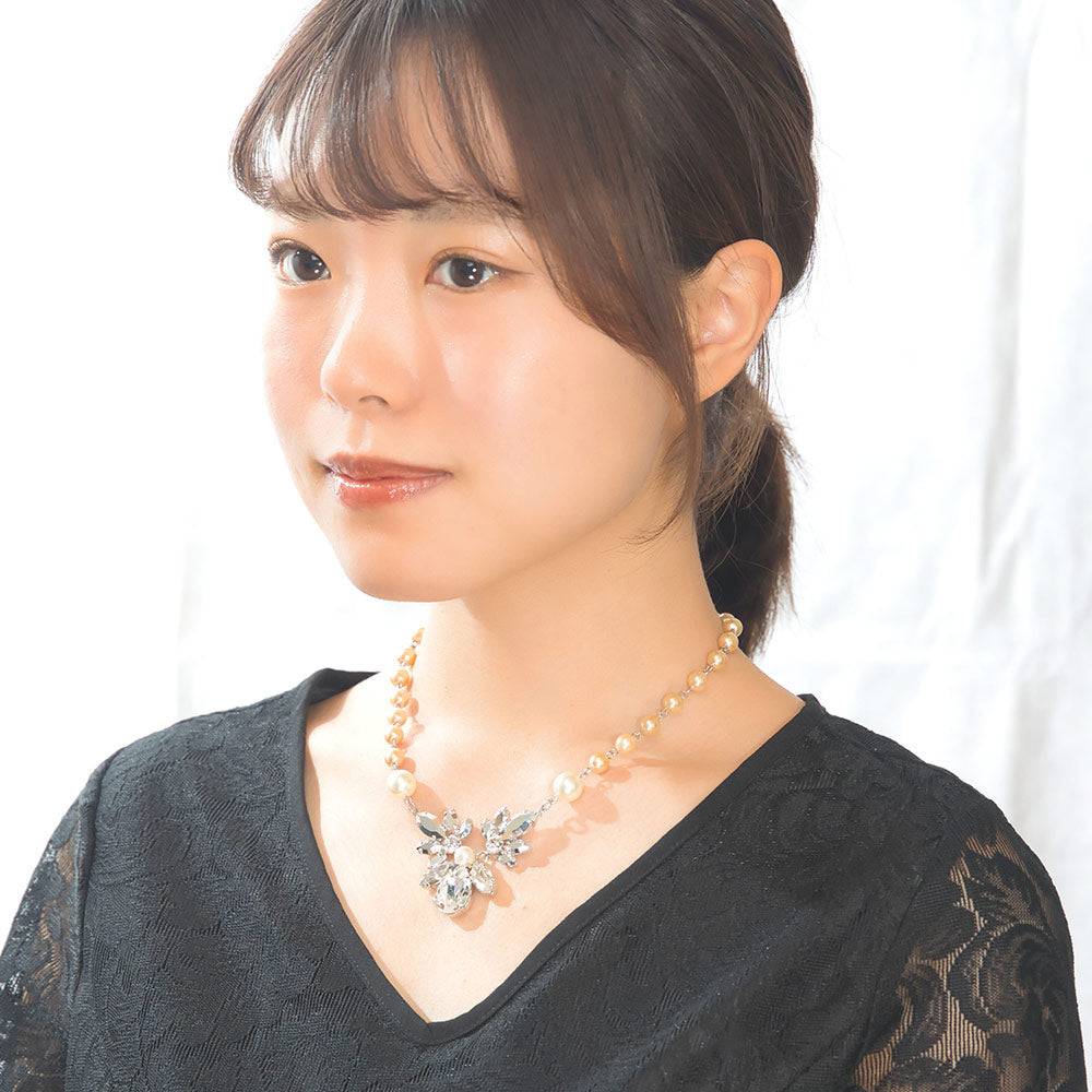 ラインストーンのきらめきとパールの輝きが美しいネックレス