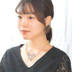 ラインストーンのきらめきとパールの輝きが美しいネックレス