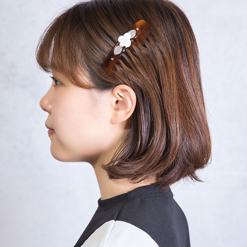 白蝶貝の優しい光沢が上品なヘアコーム