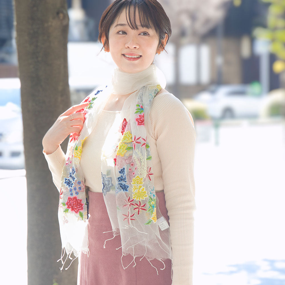 スカーフ シルク ホワイト レッド ブルー フラワー 刺繍 150136