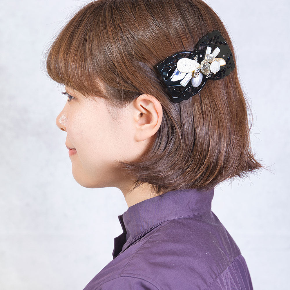 白蝶貝とボヘミアングラス、淡水パールの組み合わせが華やかなヘアバレッタ