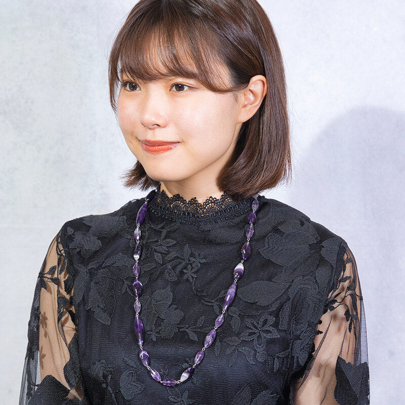 様々なフォルムのアメシストを組み合わせたロングネックレス