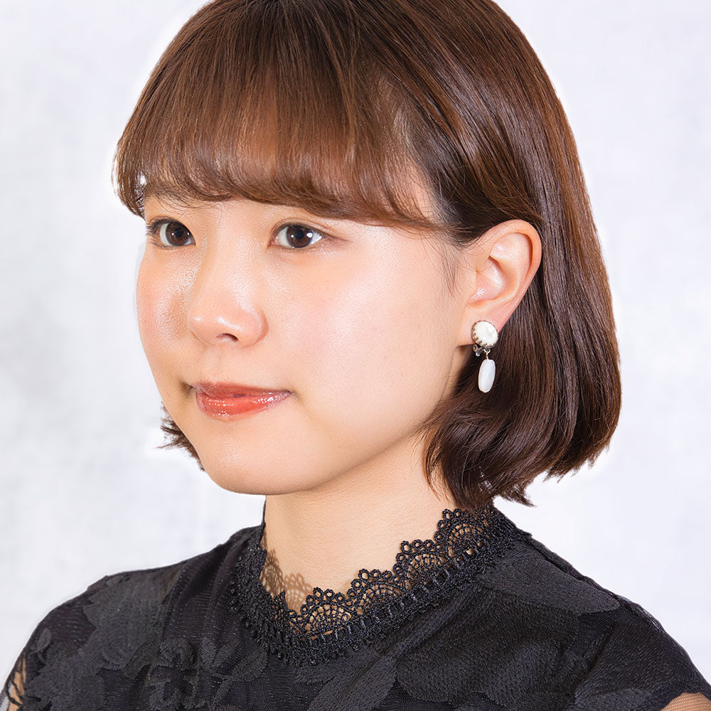 上品な光沢が美しい白蝶貝のイヤリング
