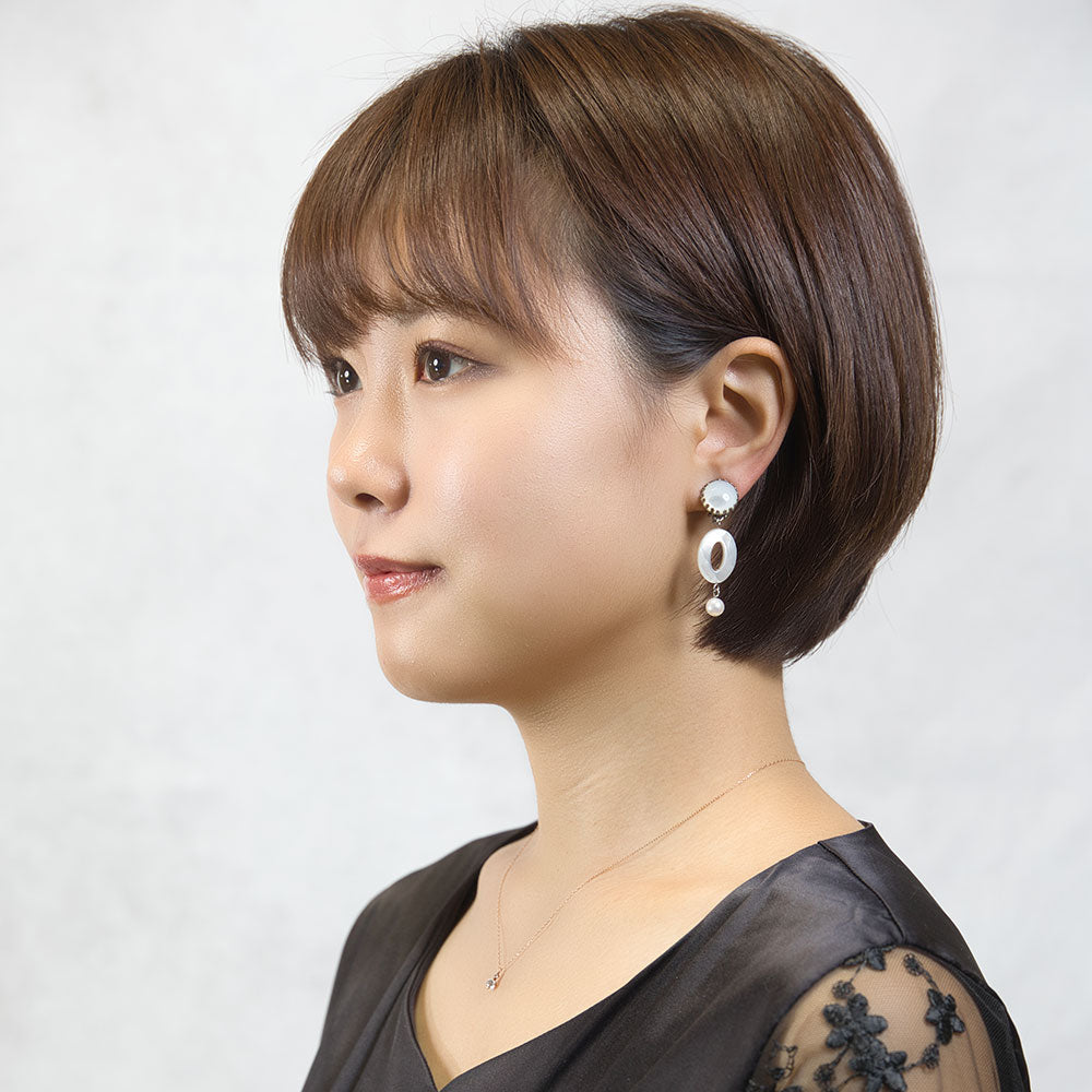 上品な光沢が美しい白蝶貝のイヤリング